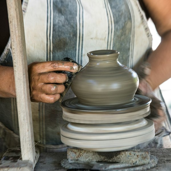 Comment trouver une croisière qui offre des ateliers de poterie traditionnelle en Amérique du Sud?